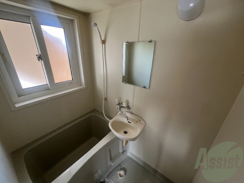 バス・シャワールーム　浴室は、コンパクでお掃除も楽に出来そうですね。