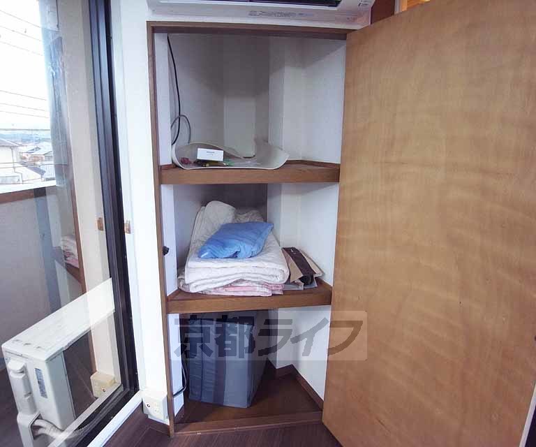 収納　三角形の先端部分が収納になってます！