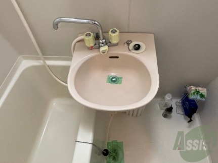 洗面設備　洗面台はバスルームの横に付いていました。