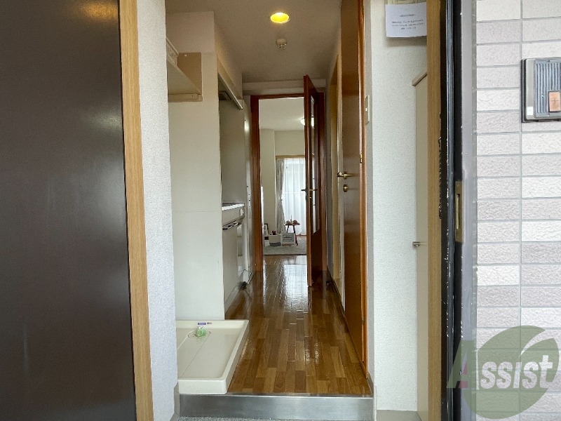 玄関　玄関から撮影しました。明るい雰囲気が伝わってきます。