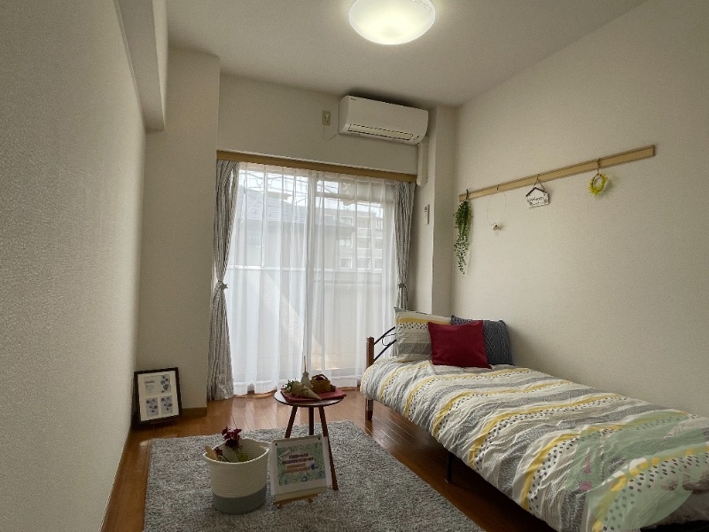 居室・リビング　※モデルルームとなっており、家具が配置されております。