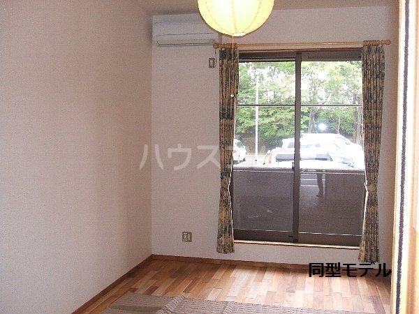 セザンヌ前芝の居間写真