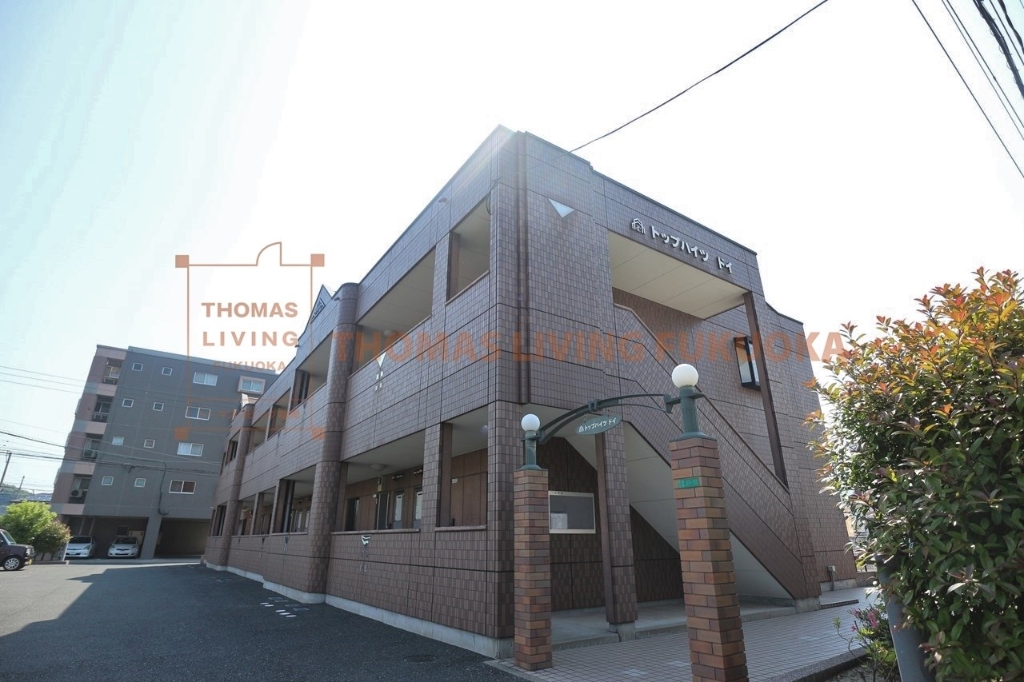 建物外観　コンクリートも用いた重量鉄骨造の建物です。