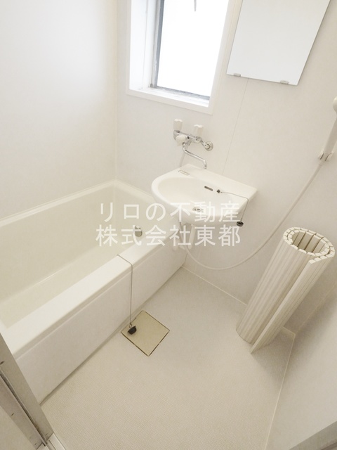 バス・シャワールーム　浴室には窓があり明るい空間！湿気対策に換気窓は大切ですね☆