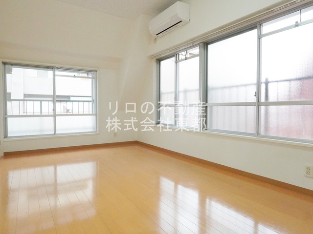 居室・リビング　２面採光なので、明るく風通しのよい過ごしやすいお部屋です♪