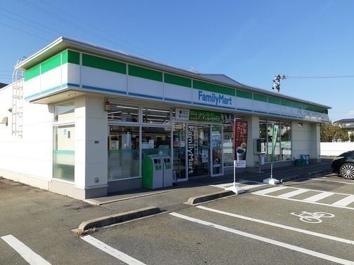 コンビニ　ファミリーマート（コンビニ）まで550m