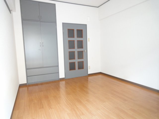 居室・リビング　同物件、別号室のものです。