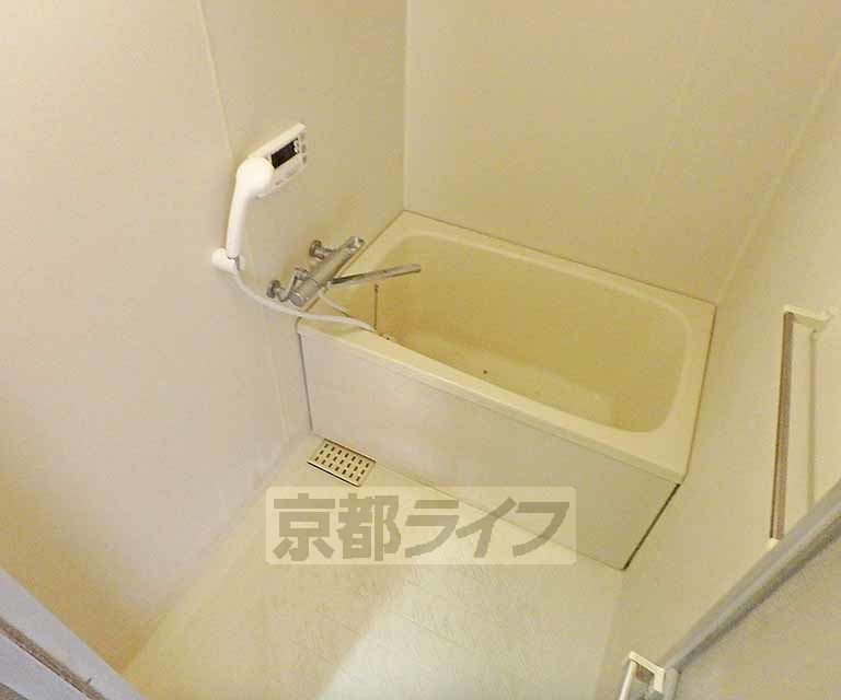 バス・シャワールーム　ゆったり浸かれるお風呂です。