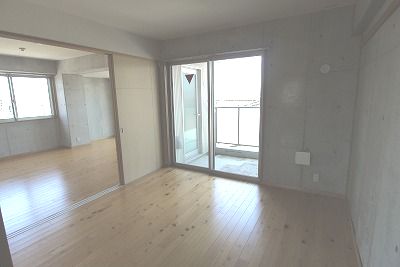 居室・リビング　リビングからバルコニー用ドア