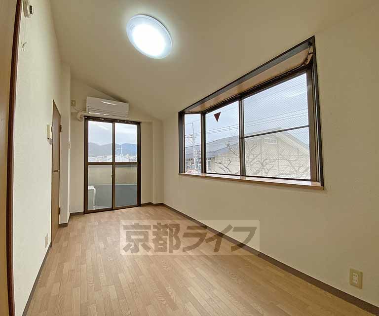 居室・リビング　ワンフロア１戸の最上階で天井高の高く２面窓で解放感のあ...