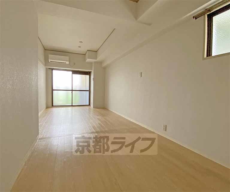 居室・リビング　１０８帖の広々とした居室です。角部屋で２面窓があります。