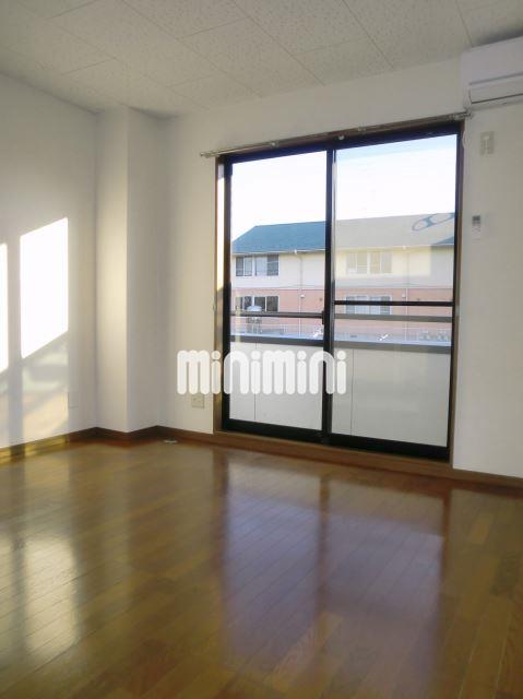 居室・リビング　採光差し込むお洒落なお部屋です。