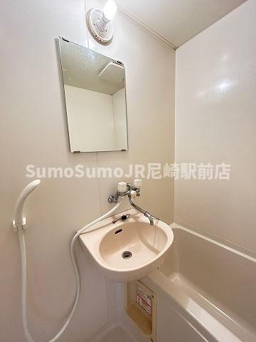 洗面設備　明るい洗面所です