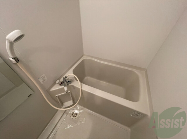 バス・シャワールーム　バスルームは狭すぎずゆったりと過ごせそうです。