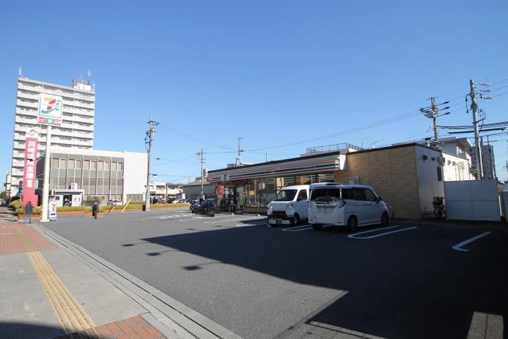 コンビニ　セブンイレブン（コンビニ）まで558m