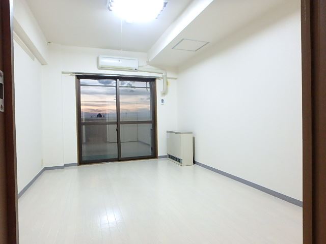 居室・リビング　洋室６．７帖にはエアコンとストーブが付いています。