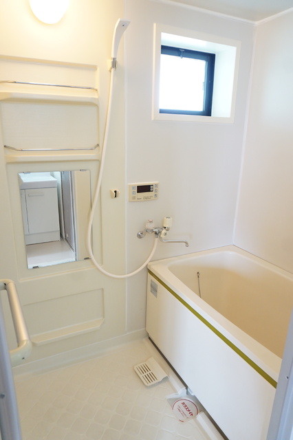 バス・シャワールーム　小窓＆追焚付きのバスルーム☆