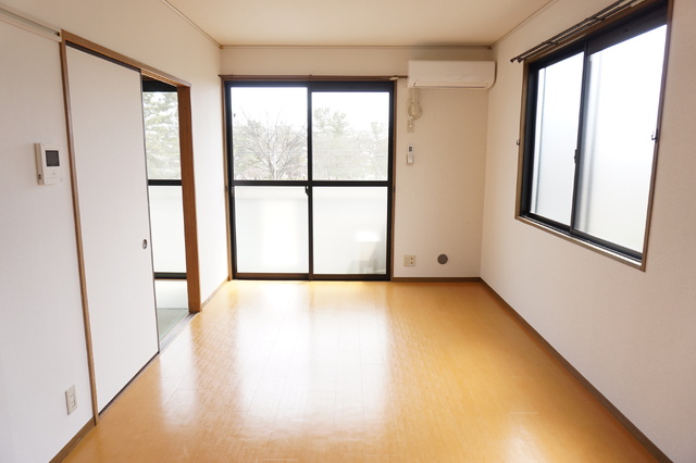 居室・リビング　南向き２面採光のＬＤＫ１２帖☆