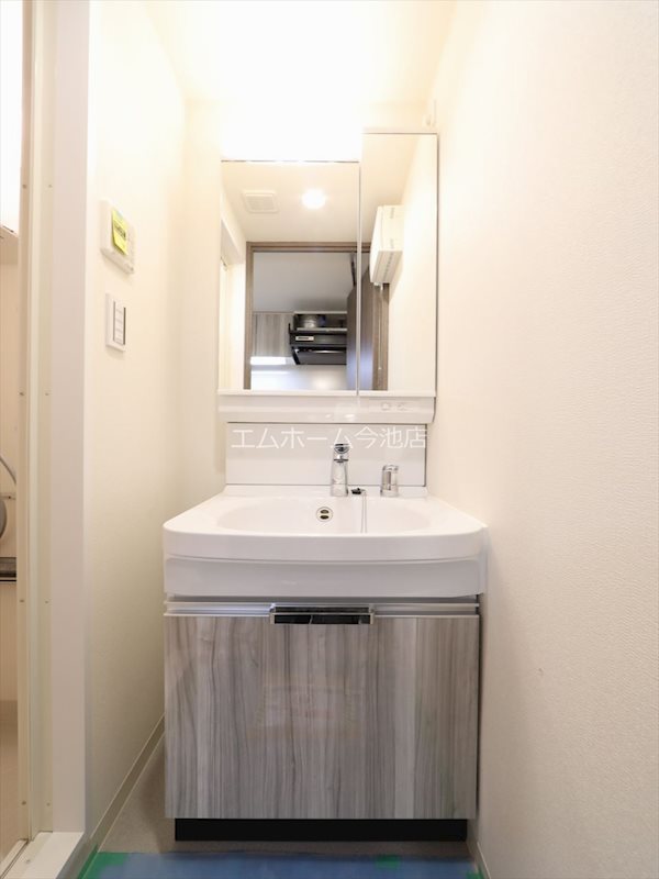 洗面設備　脱衣所　独立洗面台（シャンプードレッサー付）