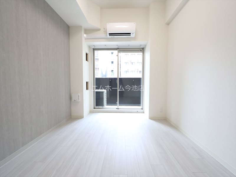 その他部屋・スペース　洋室6.4帖　エアコン付　バルコニーに面しています