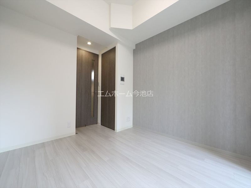 居室・リビング　洋室6.4帖　エアコン付　バルコニーに面しています