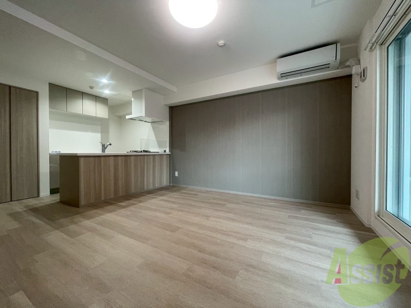 居室・リビング　リビングです。窓が大きくて明るいですね！