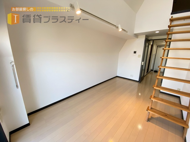 居室・リビング　天井高くて開放的なお部屋です