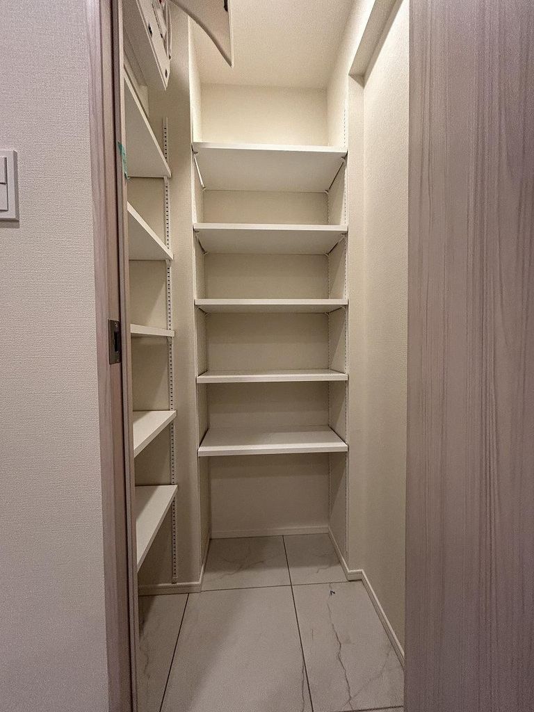 収納　ウォークインシューズクローゼット