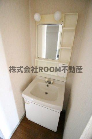 洗面設備　独立洗面化粧台が付いています