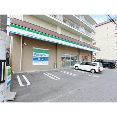 コンビニ　ファミリーマート広島三滝本町店（コンビニ）まで376m