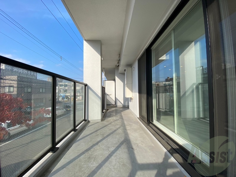 バルコニー　バルコニーは幅があり、広い印象を受けました。