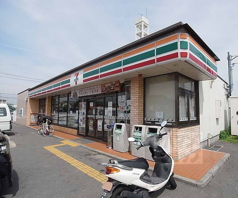 コンビニ　セブンイレブン向日市上植野店（コンビニ）まで50m