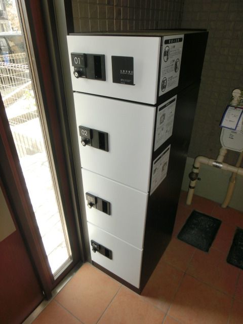 その他　エントランスには宅配ＢＯＸあり。