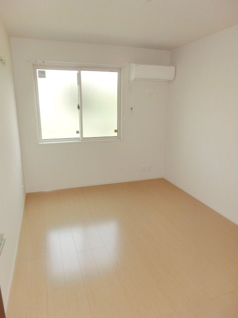 その他部屋・スペース　北側の洋室にもエアコン付き。