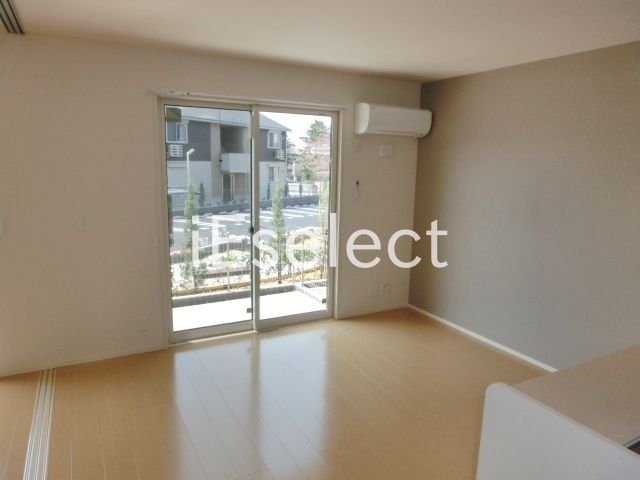 居室・リビング　フローリング張りで明るいＬＤＫです。