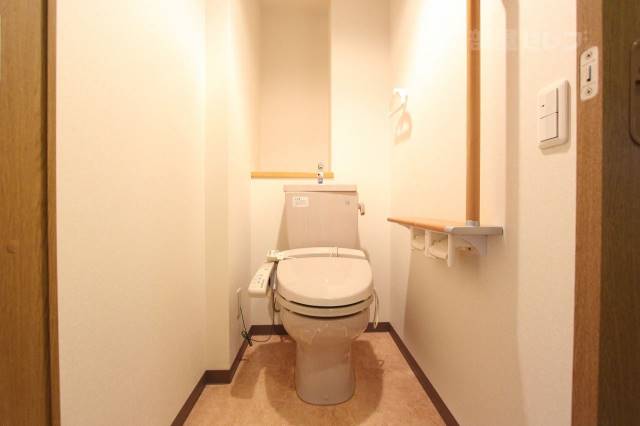 トイレ　ウォシュレット付いてます。