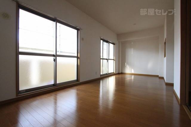 居室・リビング　ベランダに面しているので明るいです。