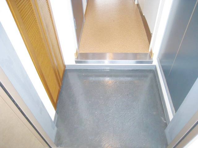 玄関　同物件別号室の写真です。