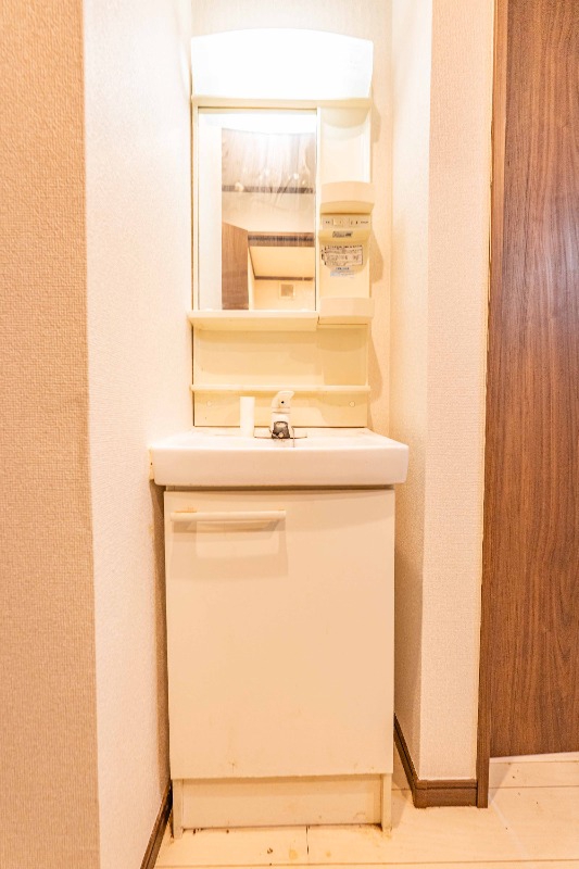 洗面設備　別部屋・反転タイプの参考写真です