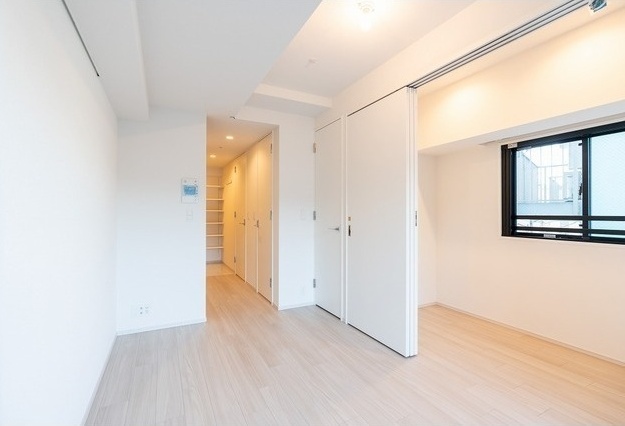 居室・リビング　落ち着いた色合いの床材を使用した居住空間です。