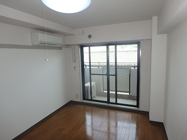 居室・リビング　家具も併せやすいナチュラルカラー。