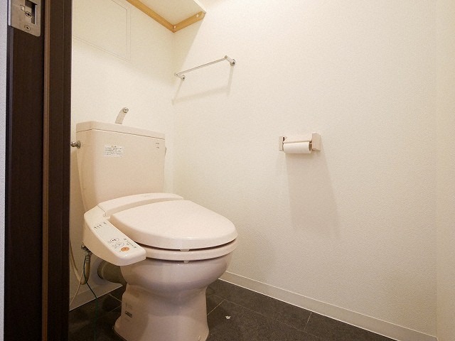 トイレ　同物件、別室のお写真です。