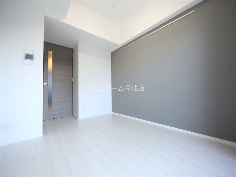 居室・リビング　洋室6.7帖　エアコン付　バルコニーに面しています