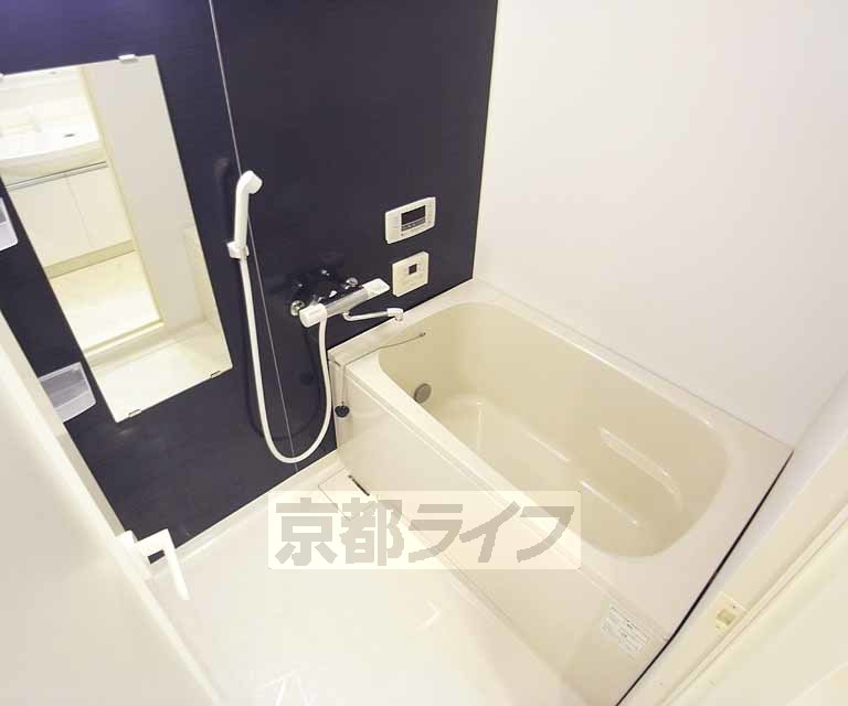 バス・シャワールーム　ゆったりしたおしゃれなバスですね。