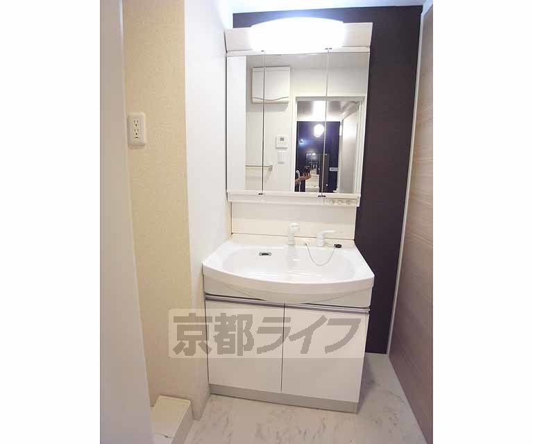 洗面設備　シャンプードレッサーの独立洗面台です。