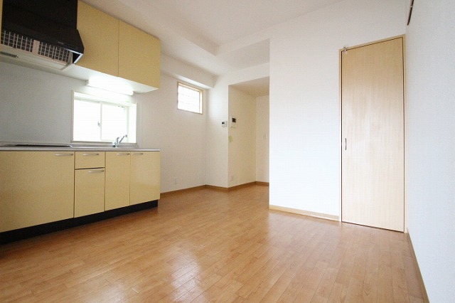 居室・リビング　同物件、別号室のものです。