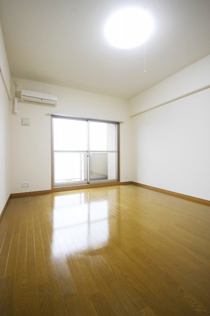 居室・リビング　同物件別室です。