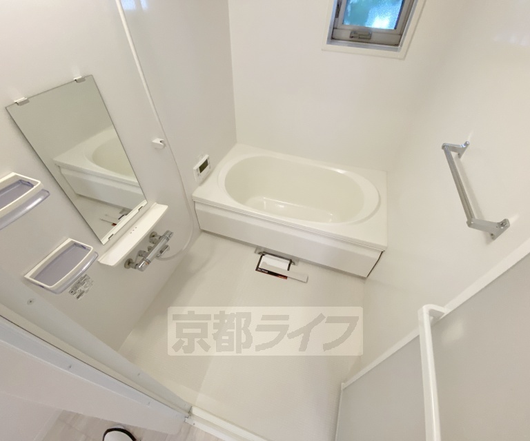 バス・シャワールーム　追い焚き機能付きの浴室です。