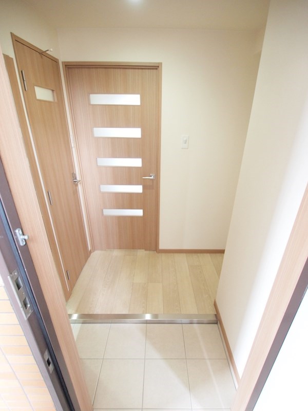 玄関　玄関広め。快適なお出迎えが出来ます。