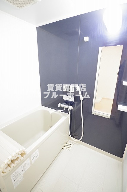 バス・シャワールーム　大きな鏡が付いてる浴室です！